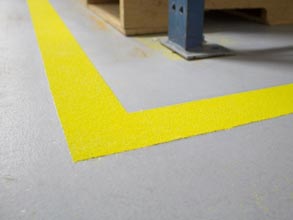 Señalización de seguridad con Belzona 5231 (primera capa), agregado amarillo de seguridad conforme a OSHA y Belzona 5233 Clear (como capa superior)